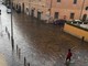 Bomba d'acqua a Roma, pioggia e vento forte: strade allagate