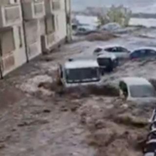 Nubifragio a Catania, strade diventano fiumi: auto e barche trascinate via - Video