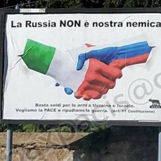 &quot;Russia non è nemica&quot;, i cartelloni in Italia diventano un caso per Cnn