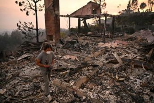 Incendio a Los Angeles, Biden: &quot;Una scena di guerra&quot;. Danni stimati in 150 miliardi