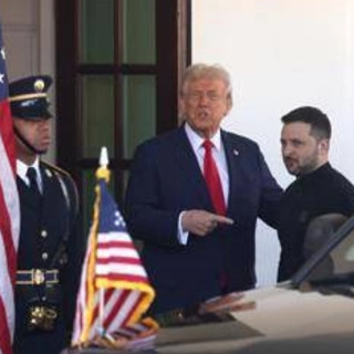 Trump accoglie Zelensky: &quot;Ti sei vestito elegante&quot; - Video