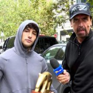 Striscia la Notizia, Tapiro d'Oro a Tony Effe dopo il dissing con Fedez