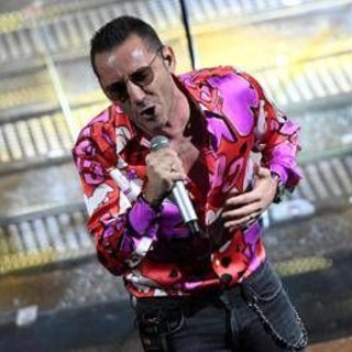 Verissimo, Kekko Silvestre: da depressione a costole rotte a Saremo, chi è frontman Modà