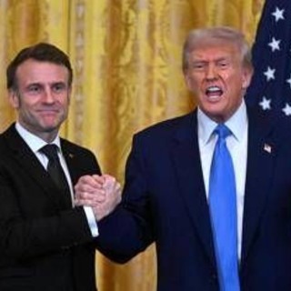 Ucraina, Macron: &quot;Europa pronta a mandare soldati dopo pace&quot;. Trump: &quot;Va bene anche a Putin&quot;