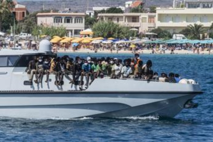 Migranti, in 180 sbarcati a Lampedusa. Sull'isola 11 corpi recuperati da ong