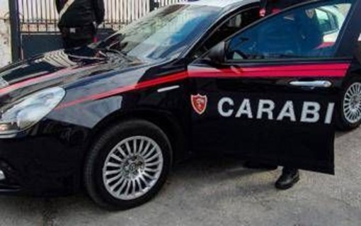 Napoli, rapinato del Rolex e poi accoltellato al volto in pieno centro