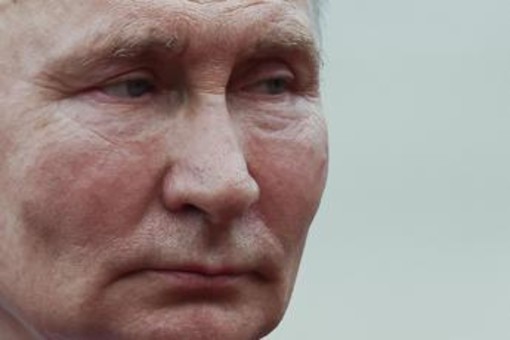 Russia, il messaggio di Putin: &quot;Possiamo rivedere la dottrina nucleare&quot;
