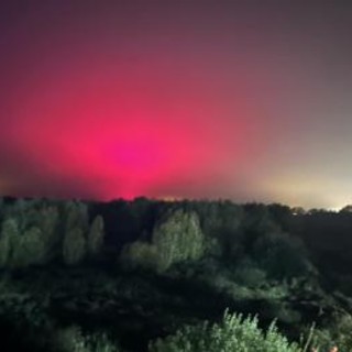 Crede di asistere all'aurora, ma è una fabbrica di pomodori: l''abbaglio' colpa dei Led