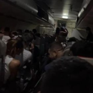Volo Fiumicino-Olbia in ritardo di 3 ore: protesta passeggeri, alcuni scendono