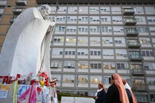 Papa Francesco, Vaticano: &quot;Condizioni stabili testimoniano buona risposta a terapia&quot;