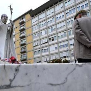 Papa Francesco, Vaticano: &quot;Ha dormito bene, ora sta riposando&quot;