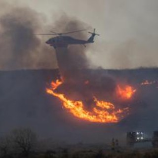 Nuovo incendio a Los Angeles, 30mila persone in fuga