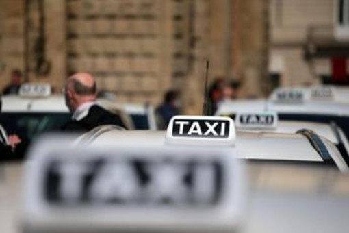 Taxi, a Roma sono la metà di Madrid: Parigi inarrivabile. Bittarelli: &quot;Servono 300 licenze subito nella Capitale&quot;