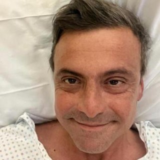 Carlo Calenda operato, selfie dal letto d'ospedale: &quot;Affettato, ma tutto bene&quot;