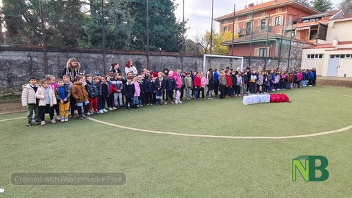 Biscotti, caramelle e colori in dono ai bambini della elementare XXV Aprile a Chiavazza FOTO e VIDEO