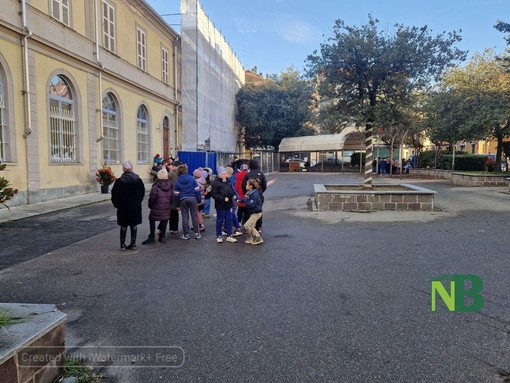 &quot;Decora e adotta un albero&quot; i bambini della XXV Aprile a Chiavazza hanno addobbato gli abeti in piazza